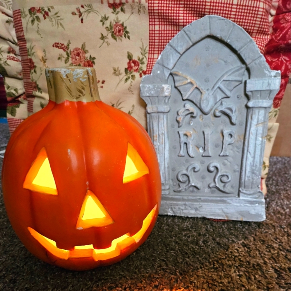 Light-up pumpkin tombstone bundle